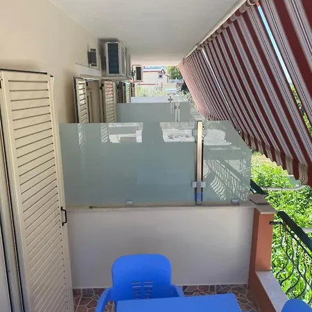 Golden Beach Apartments *
